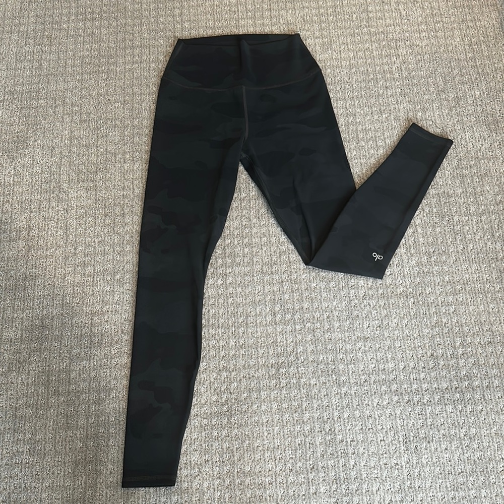 Alo Yoga Medium Grey Army Print Leggings